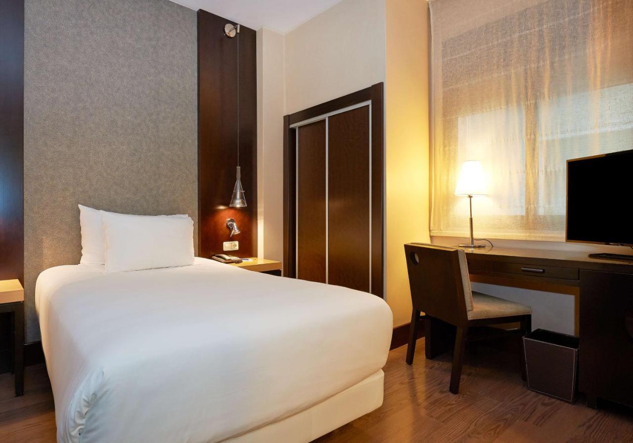 เอ็นเอช บาร์เซโลนา เอชัมเปล Hotel ภายนอก รูปภาพ