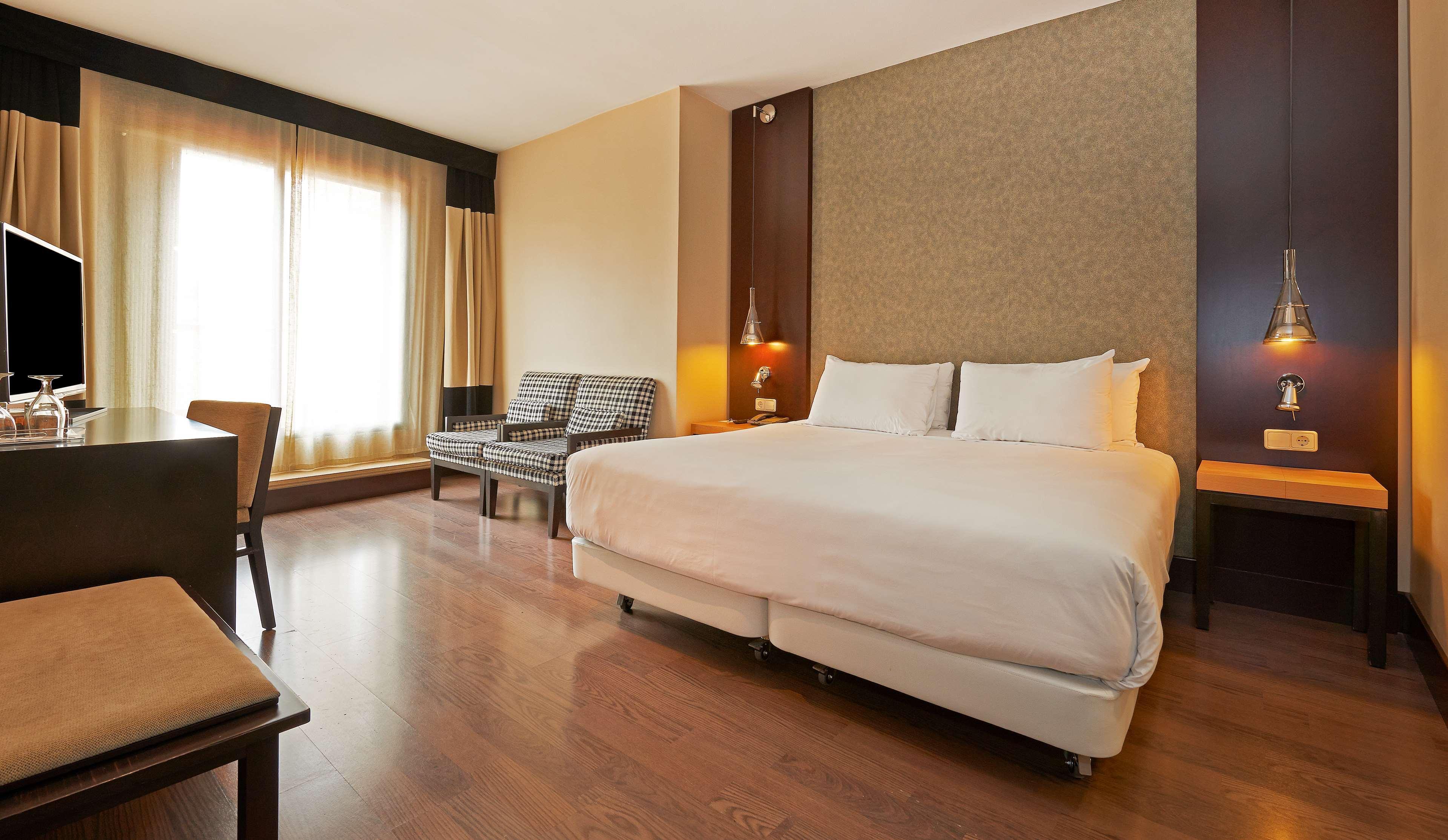เอ็นเอช บาร์เซโลนา เอชัมเปล Hotel ภายนอก รูปภาพ