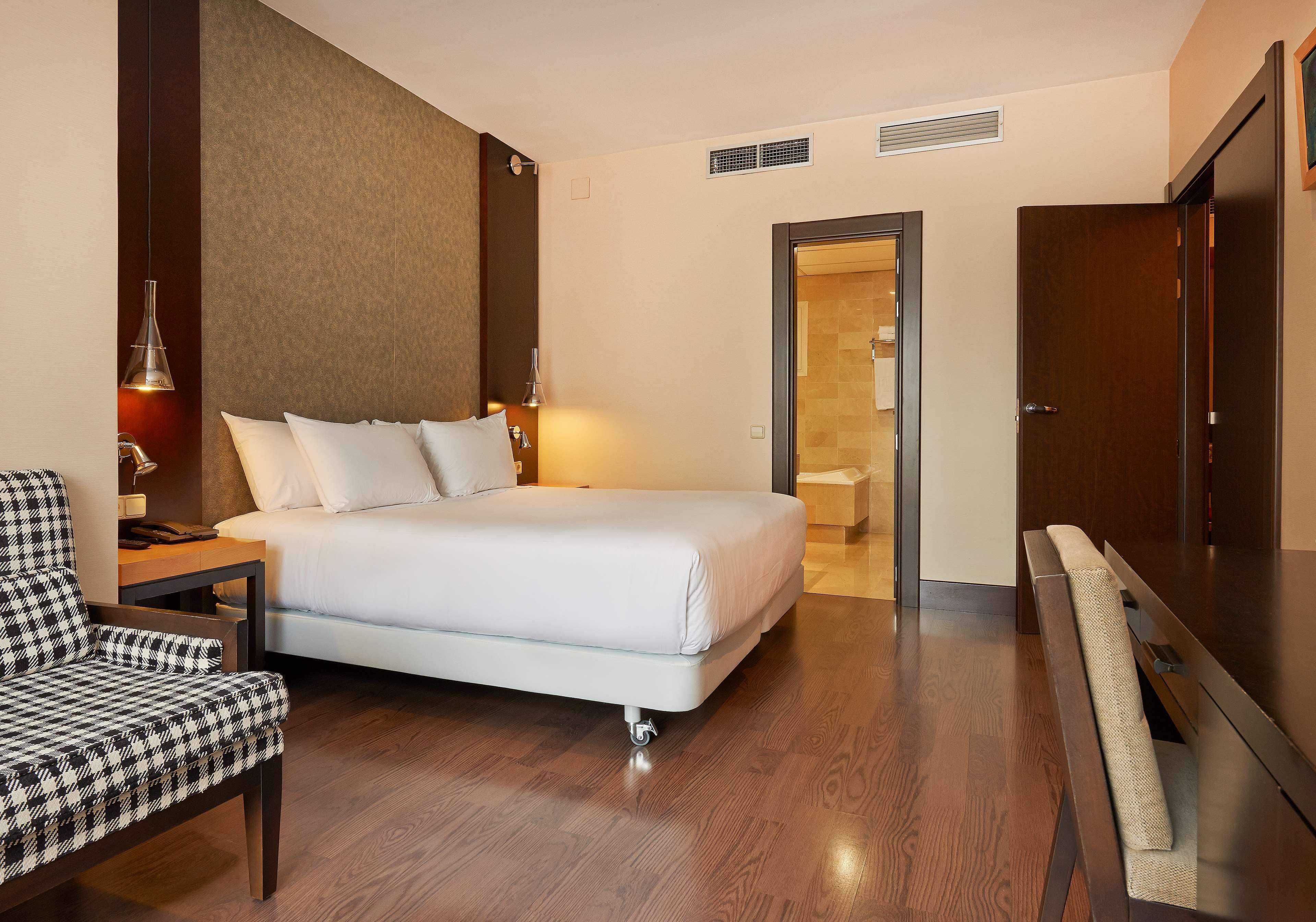 เอ็นเอช บาร์เซโลนา เอชัมเปล Hotel ภายนอก รูปภาพ