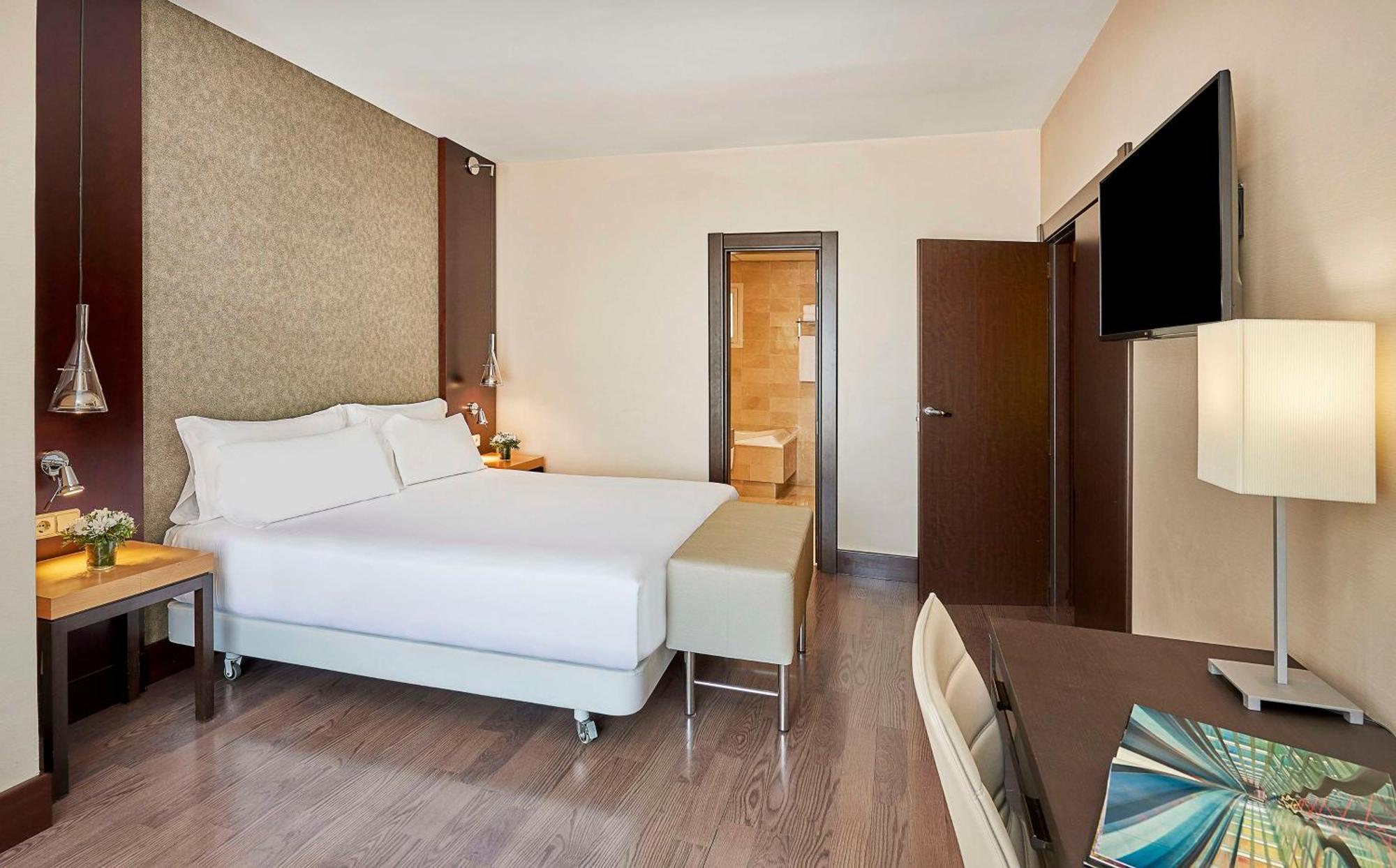 เอ็นเอช บาร์เซโลนา เอชัมเปล Hotel ภายนอก รูปภาพ