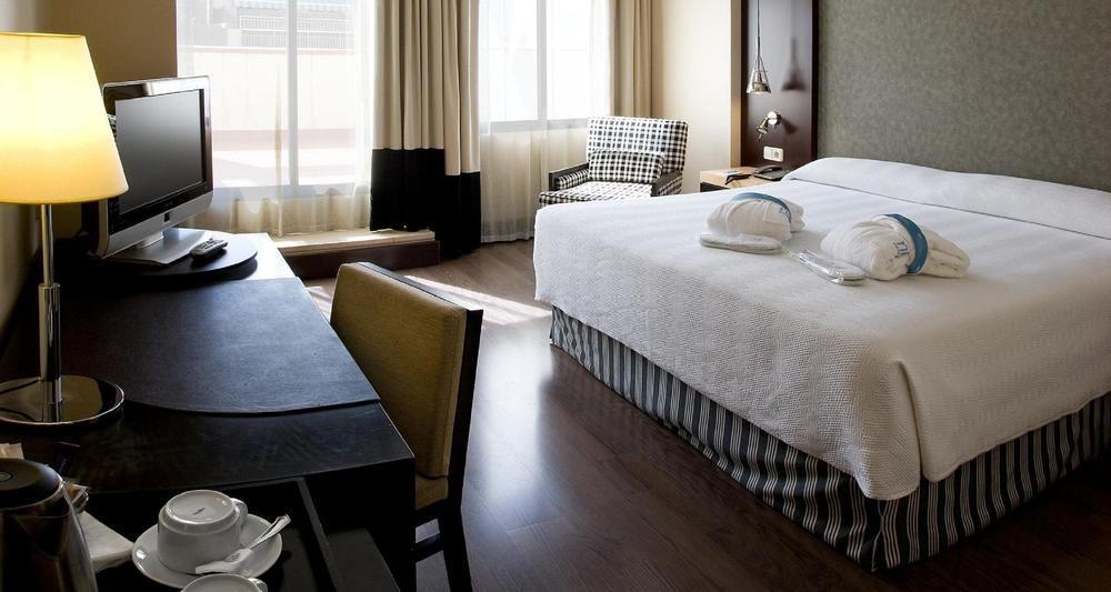 เอ็นเอช บาร์เซโลนา เอชัมเปล Hotel ภายนอก รูปภาพ