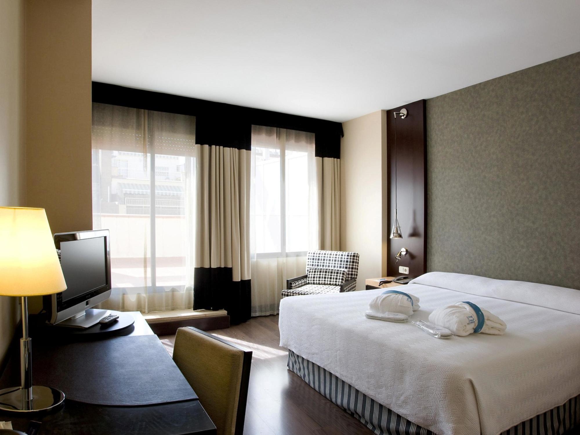 เอ็นเอช บาร์เซโลนา เอชัมเปล Hotel ภายนอก รูปภาพ
