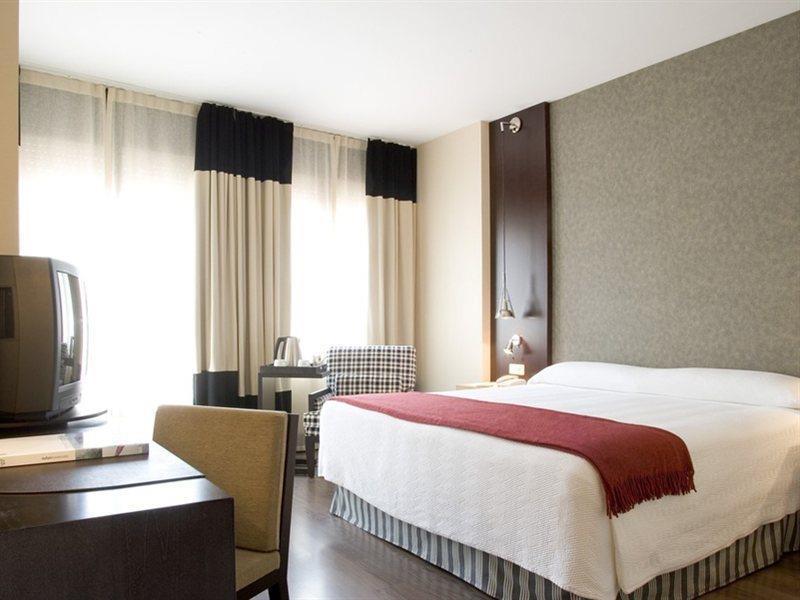 เอ็นเอช บาร์เซโลนา เอชัมเปล Hotel ภายนอก รูปภาพ