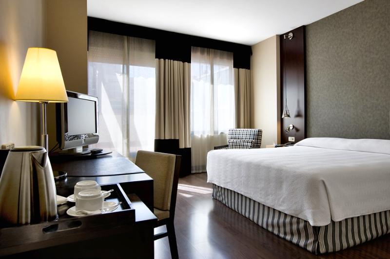 เอ็นเอช บาร์เซโลนา เอชัมเปล Hotel ภายนอก รูปภาพ