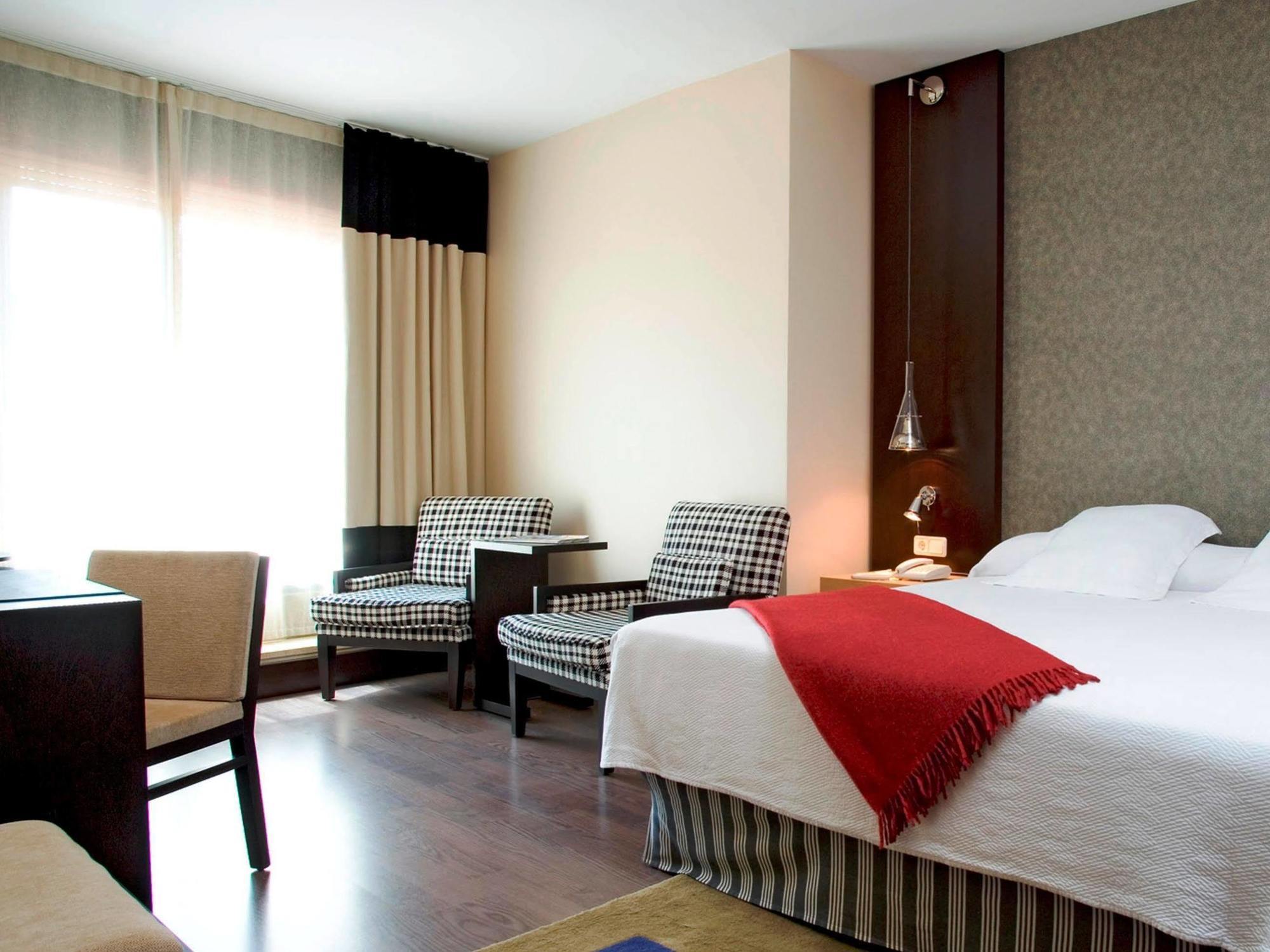 เอ็นเอช บาร์เซโลนา เอชัมเปล Hotel ภายนอก รูปภาพ