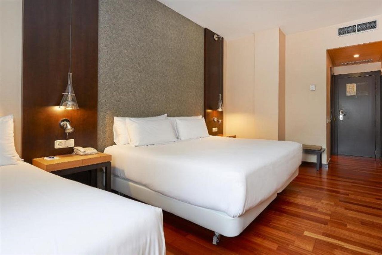 เอ็นเอช บาร์เซโลนา เอชัมเปล Hotel ภายนอก รูปภาพ