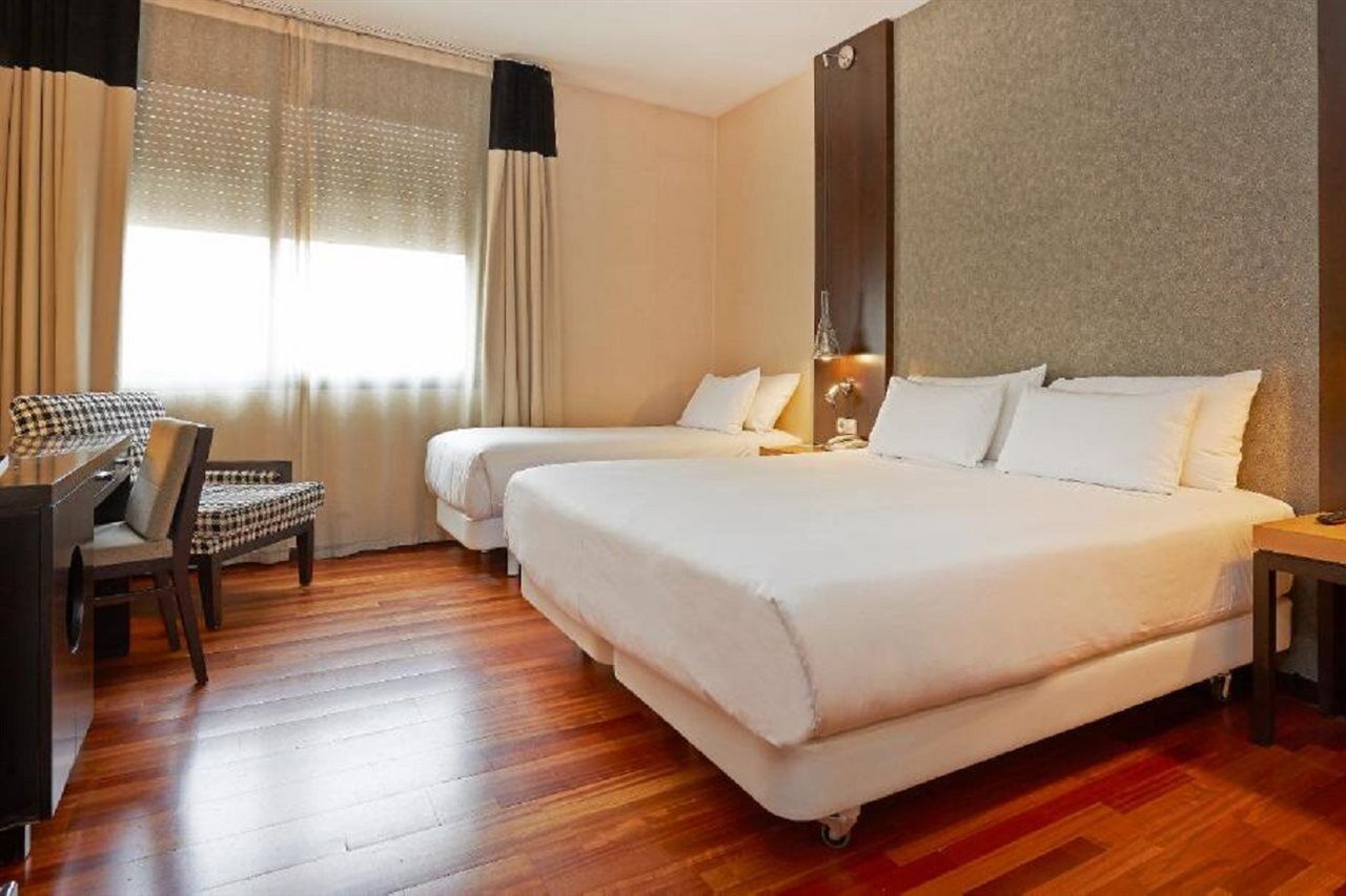 เอ็นเอช บาร์เซโลนา เอชัมเปล Hotel ภายนอก รูปภาพ